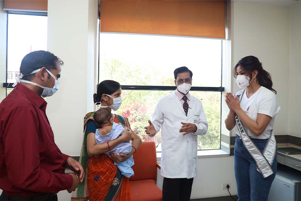 Doctor introducing Harnaaz Sandhu to a cleft patient and their parents