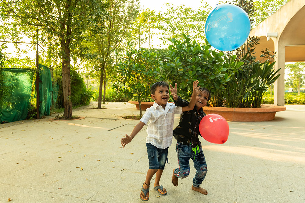Manthan and another child playing with balloons