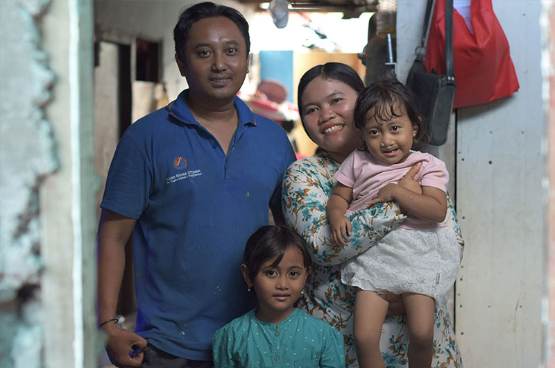 Adiba smiling with her mother Rizqiyana, father and sister after her cleft surgery