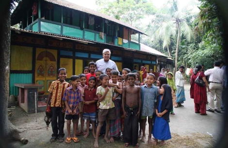 Satish smiling with a group of Smile Train patients