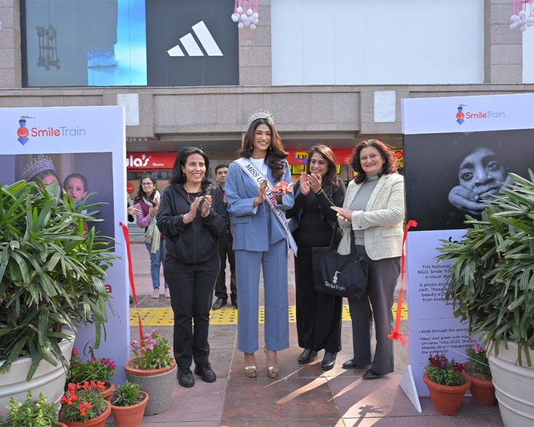 Shweta Sharda smiling and clapping with Anjali Katoch, Mamta Carrol and Renu Mehta